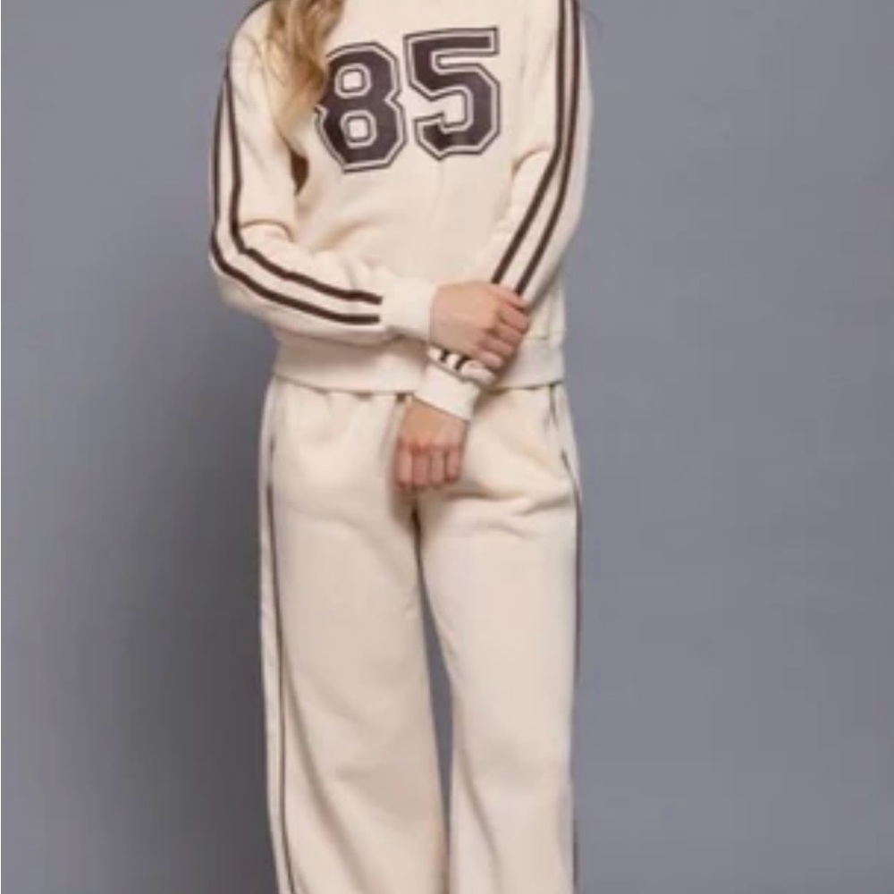 Cream Sweatshirt and Pants Set with 85 Print